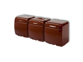 JUNIOR IP54 Gniazdo potrójne z uziemieniem z uziemieniem schuko (klapka brązowa: przesłony torów prądowych) brązowy 4GHE-3sp KAR