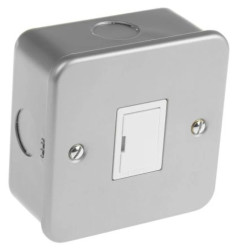 Gniazda i łączniki linii odgałęźnej 13A Montaż powierzchniowy 250V ac