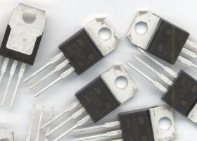 ACST1235-7T 12A 700V 35mA TO-220 TRIAK/AC SWITCH