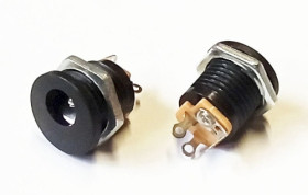 Gniazdo zasilające DC 2,1/5,5 do obudowy plastikowe