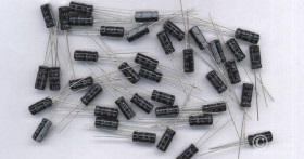 1uF/100V/105C = 1uF/63V/105C (OPAK. 20 SZT.) KONDENSATOR ELEKTROLITYCZNY