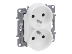 NILOE SELECTION Gniazdo podwójne z uziemieniem do ramek wielkorotnych zaciśki śrubowe z przesłoną perła 762442 LEGRAND