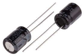 Kondensator 4.7μF 250V dc Radialny, Otwór przelotowy RS PRO roztaw: 3.5mm 8 (Dia.) x 11mm