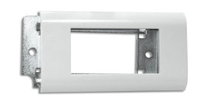 Ramka maskująca 4-modułowa z uchwytem metalowym, do kanałów KP90x60, 110x60, 130x60, 150x60 i puszek PU-4 RAMK-4/M