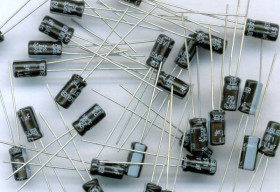 1uF/63V/105C MINIATUROWY 4x7mm (OPAK. 20 SZT.) KONDENSATOR ELEKTROLITYCZNY