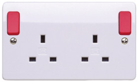 Gniazdo wtykowe Typ G - brytyjski natynkowe MK Electric ścieżki: podwójne z przełącznikiem 13A