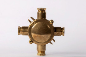 Mosiężna puszka rozgałęźna , natynkowa - 4 wyjścia AN3/4