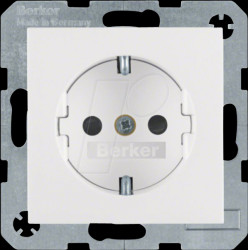 47238989 S.1/B.3/B.7 socket outlet with enhanced touch protection, polar
