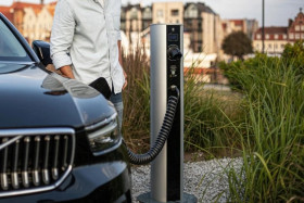 Podwójny słupek AC z kablem type 2 - stacja ładowania 2x 22kW Vertica