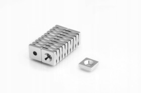 MPŁ 20x20x4 magnes neodymowy pod śrubkę, siła 6kg