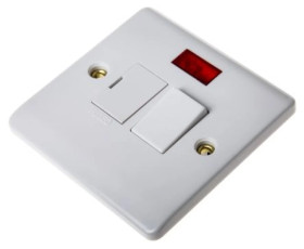 Gniazda i łączniki linii odgałęźnej i wyłącznikiem 13A Montaż ścienny