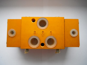 Rozdzielacz 1/3 pneumatyczny ZM Radom 611-R3/8"-32.1-18-B