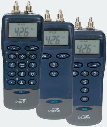 Manometr 7bar Digitron ±0,15% + 0,0105 bar + 1 cyfra, z kalibracją ISO 2000P Różnicowy