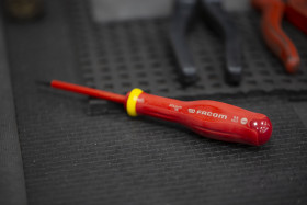 Wkrętak izolowany rozmiar końcówki: 3,5 x 0,6 mm, grot Płaska Facom długość ostrza: 75 mm Wkrętak izolowany