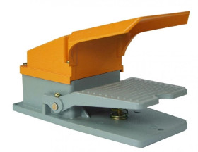 Przełącznik nożny pojedynczy z obudową 15A nacisk 3,2kg P1-O ORANGE