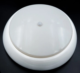 Oprawa KAJKO XL, E27 z czujnikiem ruchu PIR, 75W, biała-polipropylen, klosz matowy-poliwęglan, IP44, IK10 A2900-MP-PIR