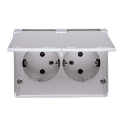 Simon 54 Gniazdo bryzgoszczelne podwójne z/uSchuko IP44 z przesłonami wersja skandynawska srebrny mat EGSZ2NZB/43