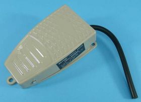 PRZEŁ.NOŻNY 5A/250V ON-(ON) Z PRZEW.