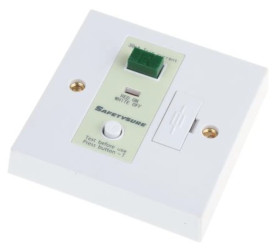 Gniazda i łączniki linii odgałęźnej 13A Montaż wpuszczany