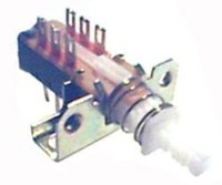 IZO-6B Przełącznik typu izostat, dwa styki przełączne, bistabilny - z blaszką mocującą