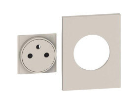 LIVING NOW Plakietka gniazda płaskiego 2P+Z - 3 moduły - piaskowy beż KM55M3F LEGRAND