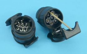 REDUKTOR GNIAZDA PRZYCZEPY SAMOCH.13/7