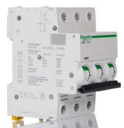 Wyłącznik nadprądowy MCB, Typ D, 3-biegunowy, 6A, 440V, 100 → 133V, na szynę DIN, Schneider Electric, iC60H