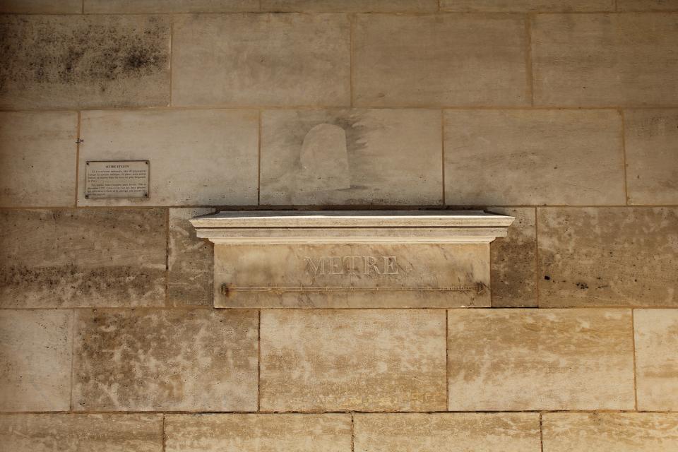 The length of 1 meter was standardized in Paris in 1796. Here, on rue Vaugirard (6th arr.), was the first public example