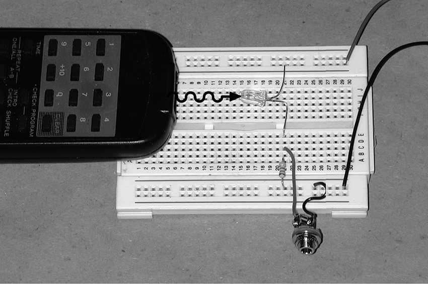 Simple phototransistor-based infrared detector circuit