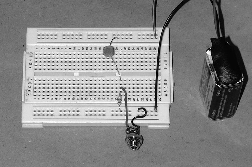 Simple phototransistor-based infrared detector circuit