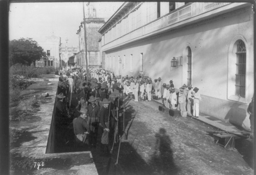 U.S. soldiers, left, and captured Filipine revolutionaries