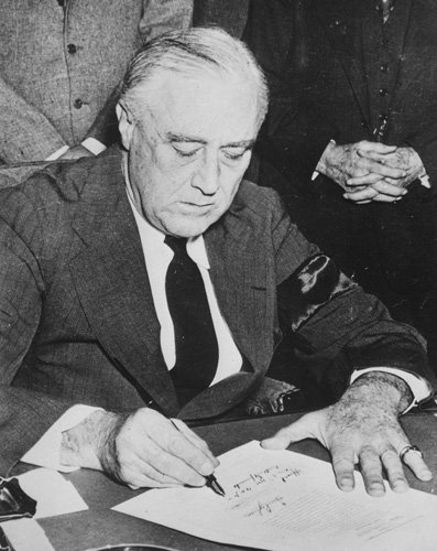 Roosevelt siging the declaration of war