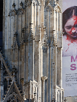 Gottfried-Helnwein-sullo-Stefansdom-contro-la-violenza-sulle-donne.