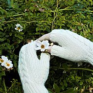 Cream Y-cable gloves Blue-faced Leicester wool