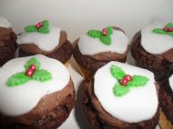 Mini Christmas Pudding Chocolate Cupcakes