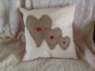 CREAM/RED CHECK HEART CUSHION