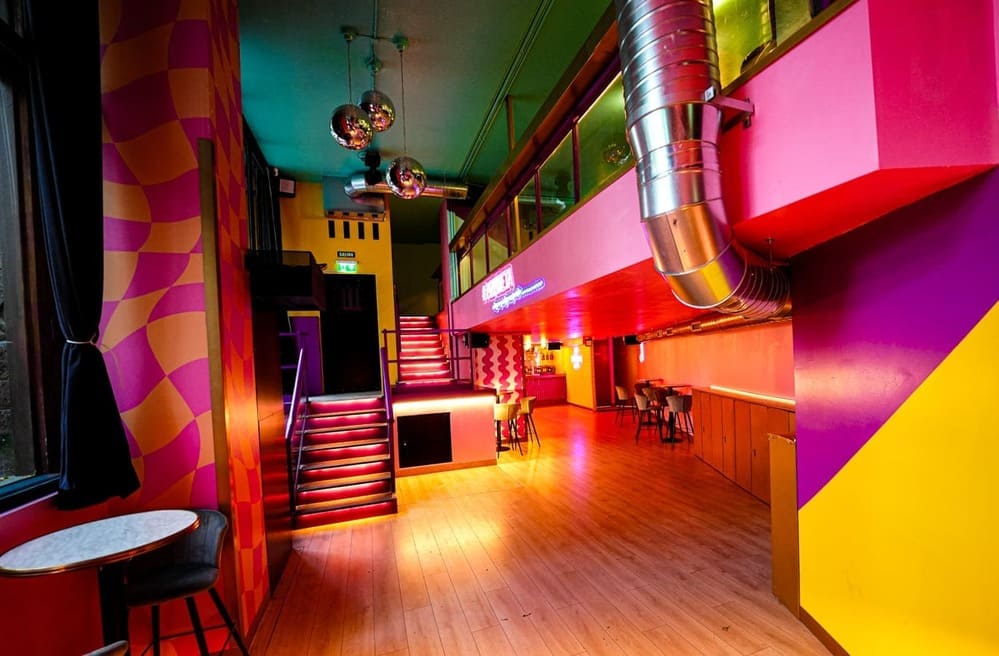 Interior de Pizpireta Bar preparado para fiestas de noche en Madrid