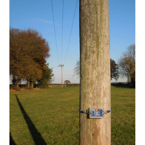 Bowdens MK8 Rightway Pathfinder secured in position on a wooden pylon