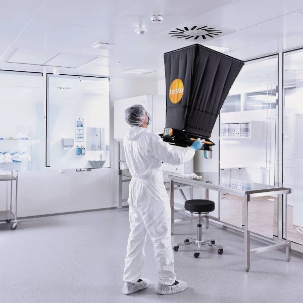 Maintenance member measuring the air flow with a Testo 420 Volume Hood