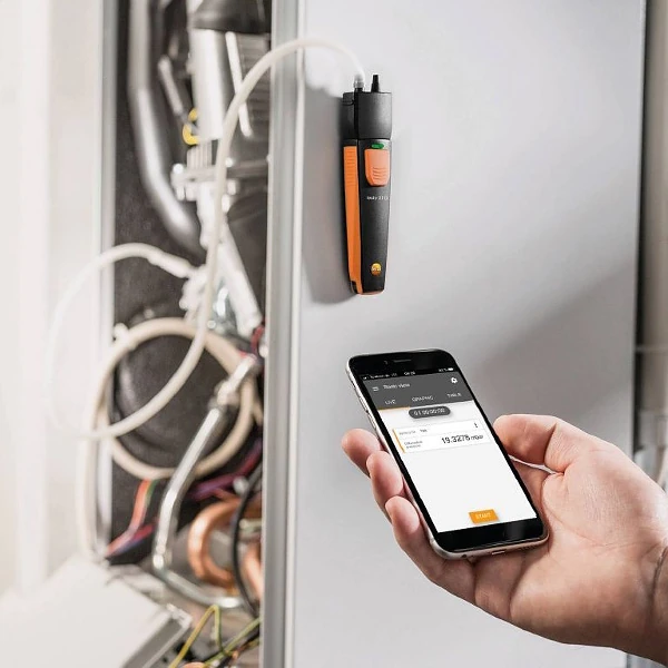 Engineer using the testo smart app with the testo 510i Digital Manometer