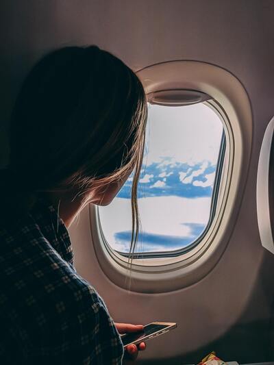 Femeie in avion - Sfaturi si trucuri pentru concediu