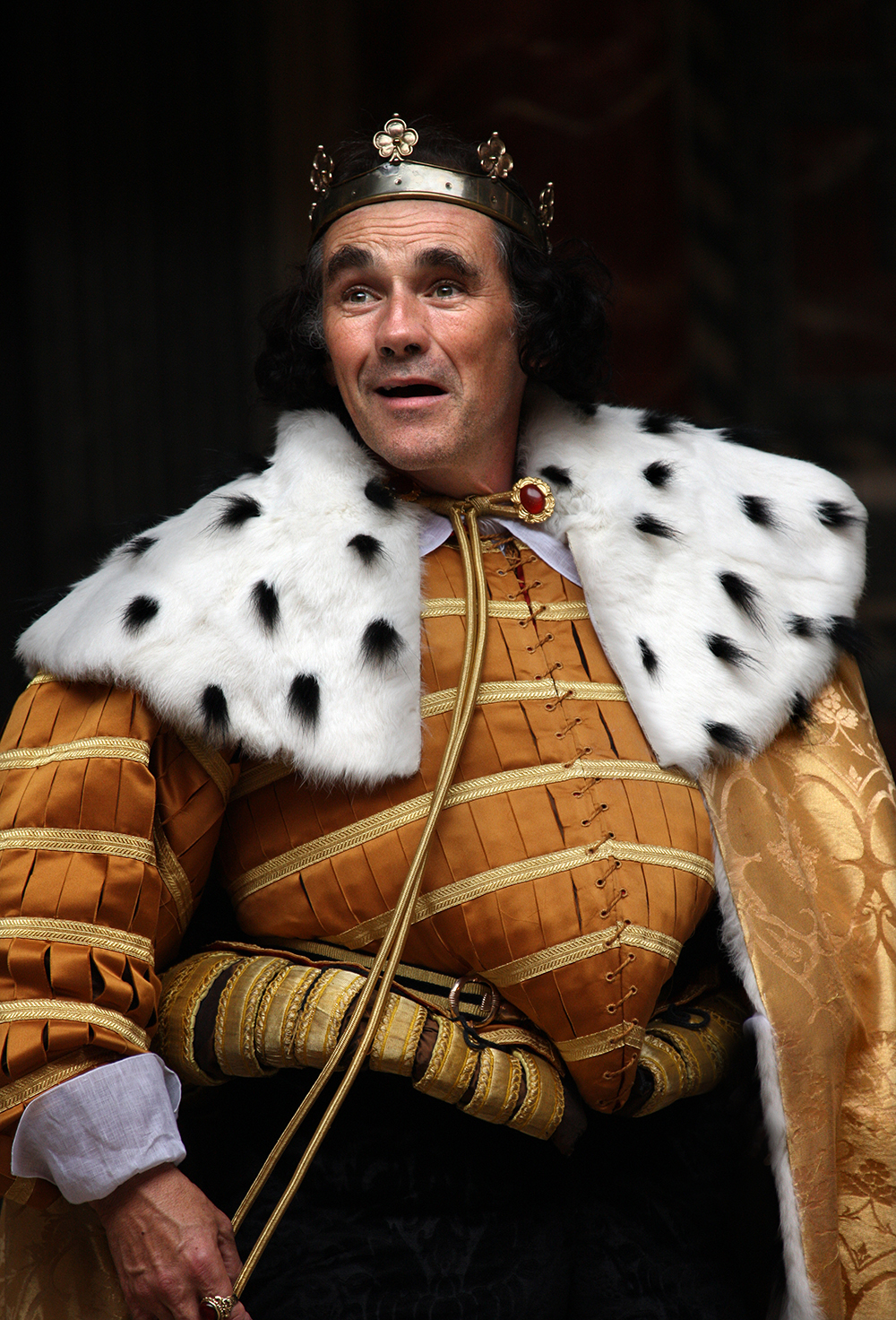 Mark Rylance Richard III Shakespeare's Globe A man wearing an ermine royal cloak and golden doublet smiles.
