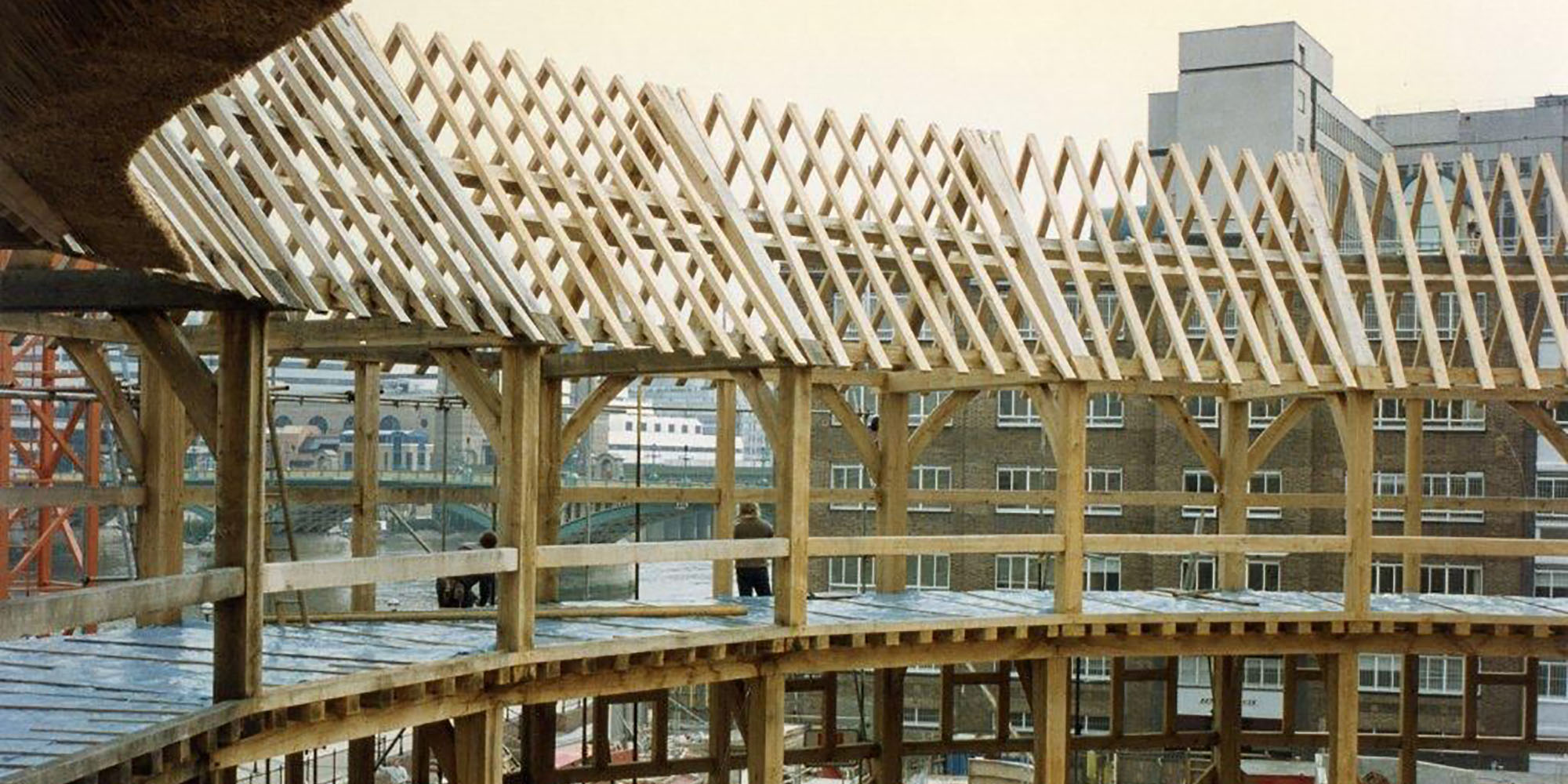 Globe Theatre construction veneables oak A portion of a circular timber frame.
