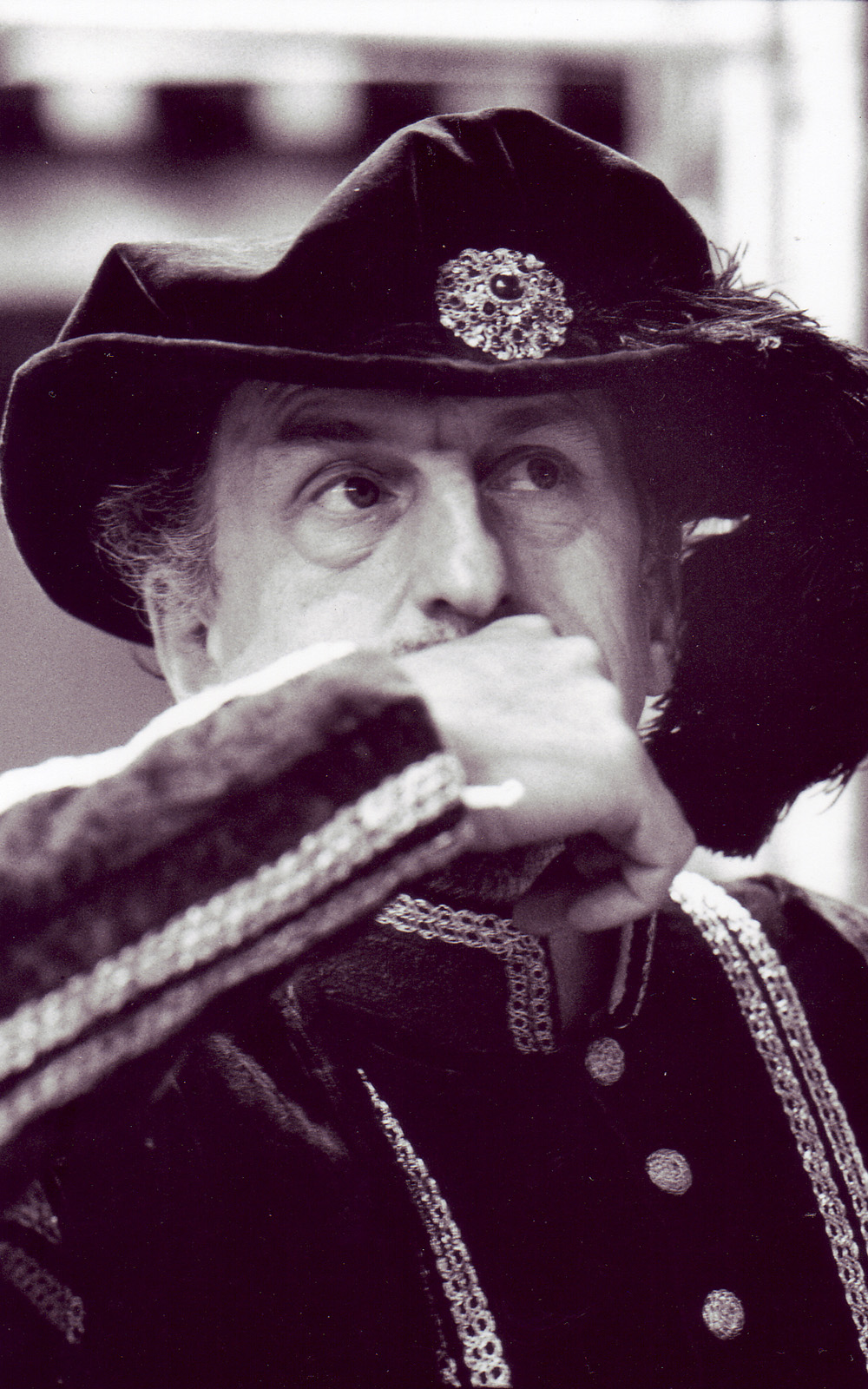 Henry V Globe Theate 1997 Gower Shakespeare's Globe A man wearing a large hat leans his hand to his mouth.