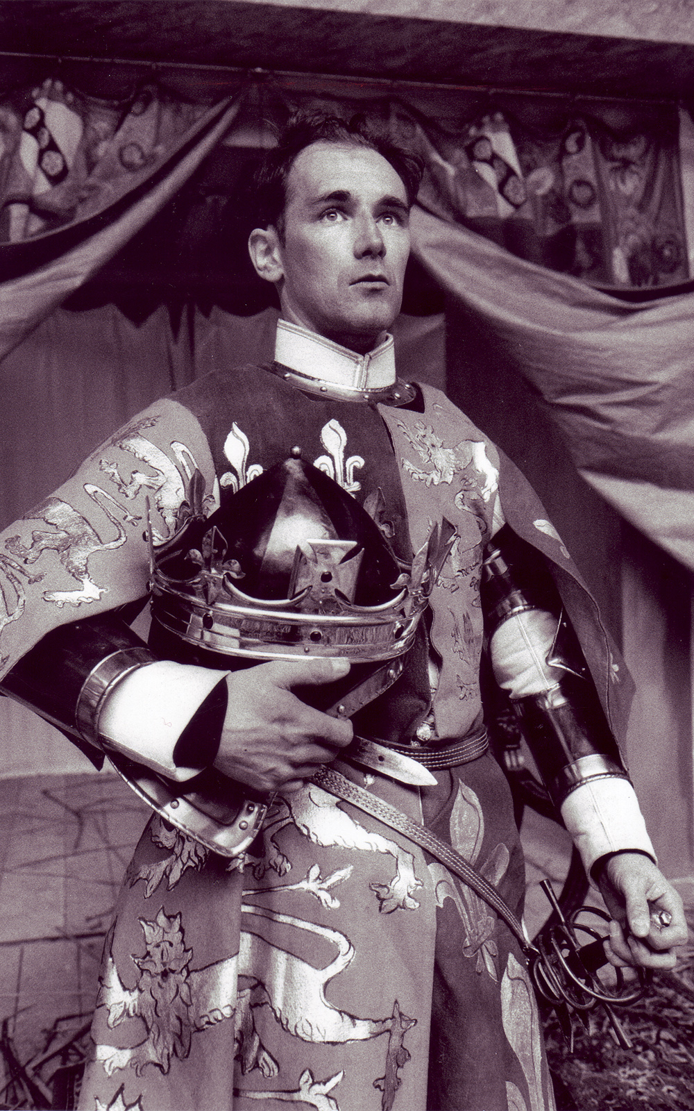 Henry V Globe Theate 1997 Mark Rylance Henry V Shakespeare's Globe A man wearing a tunic with the English and French emblems holds his crown under his arm.