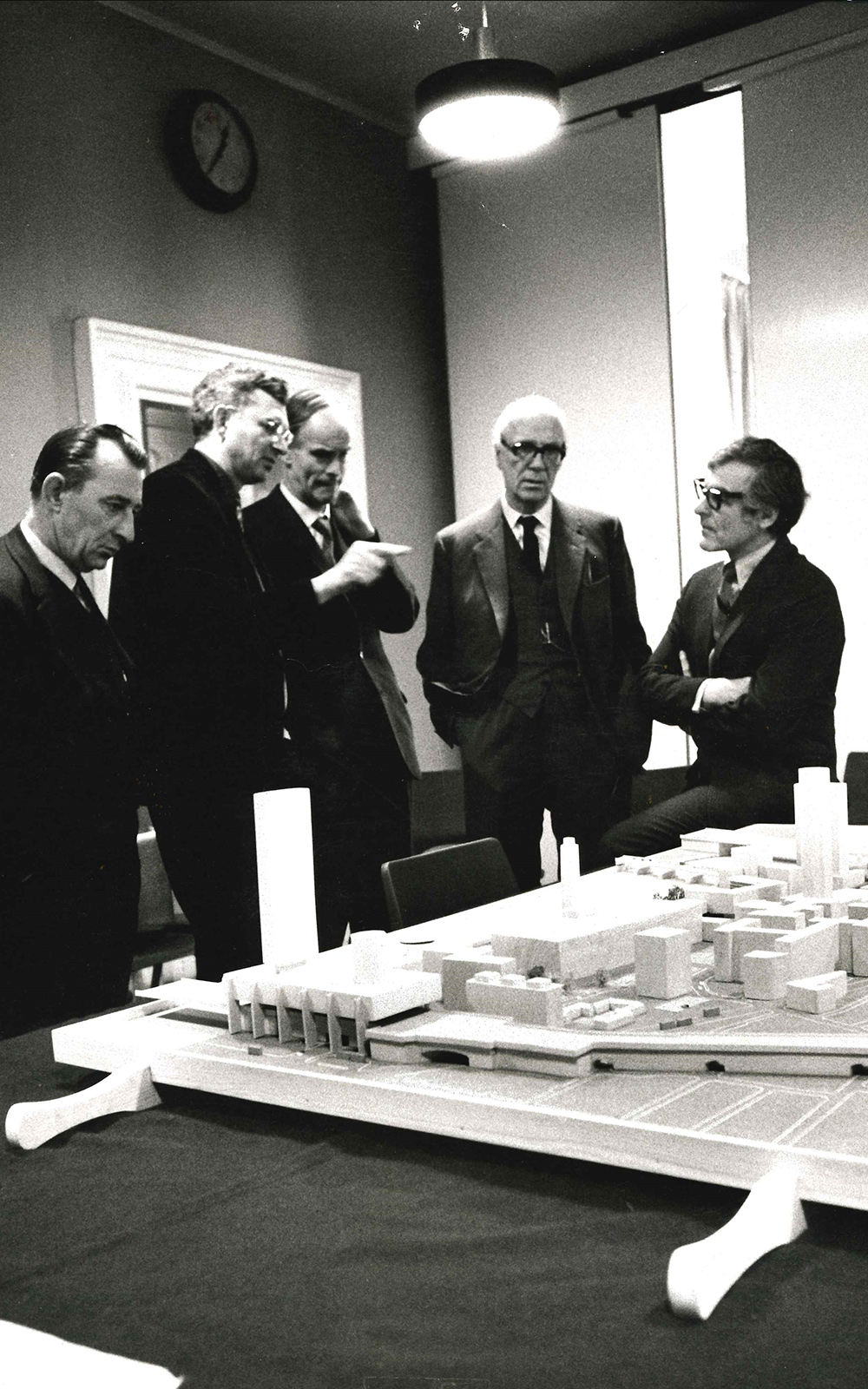 Sam Wanamaker Bankside Site Shakespeare's Globe A group of men stand before a model plan of a development site.