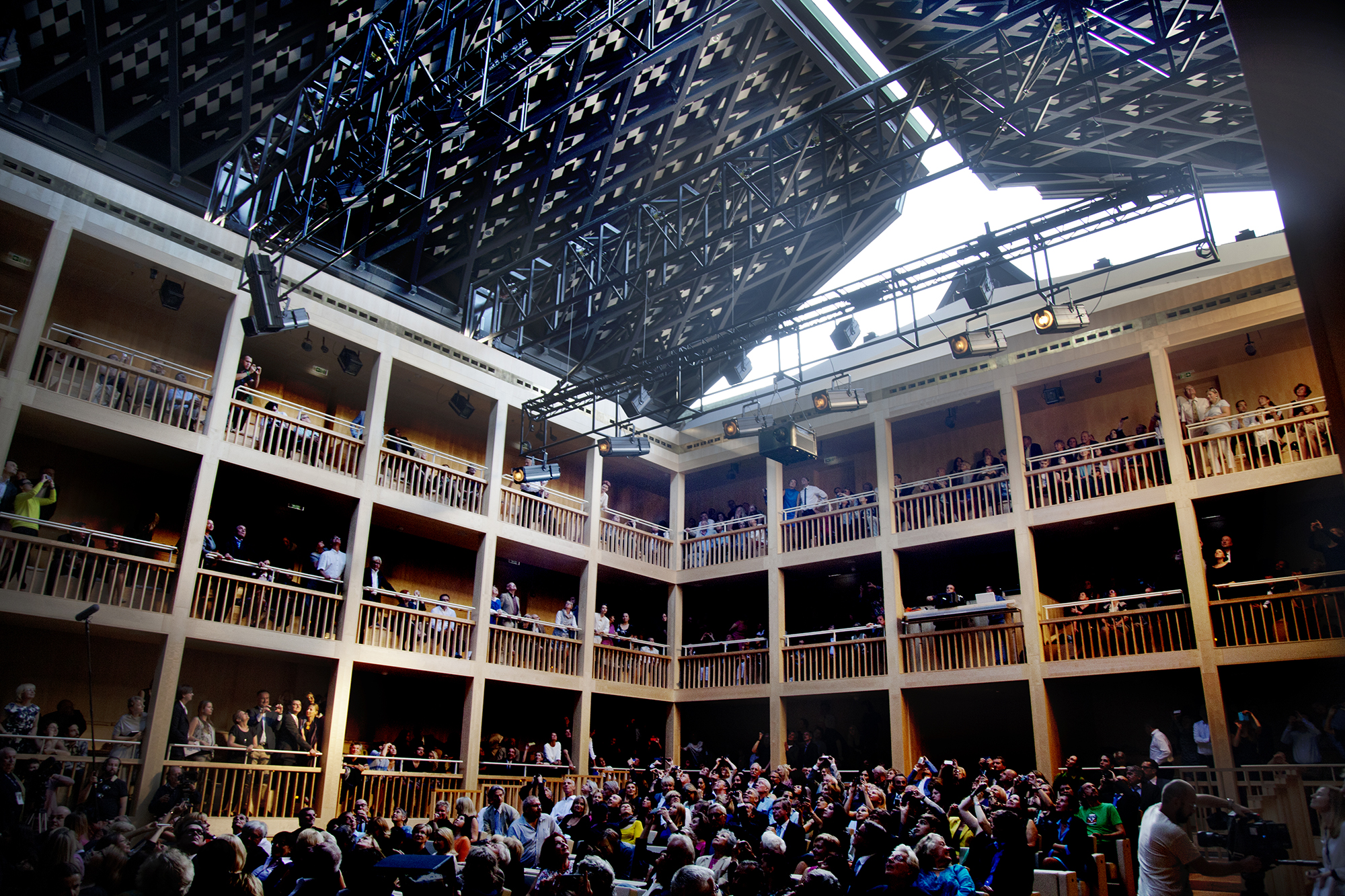Gdansk Shakespeare Theatre Poland 2014 flush A large rectangular galleried theatred, with a roof that can partially open.