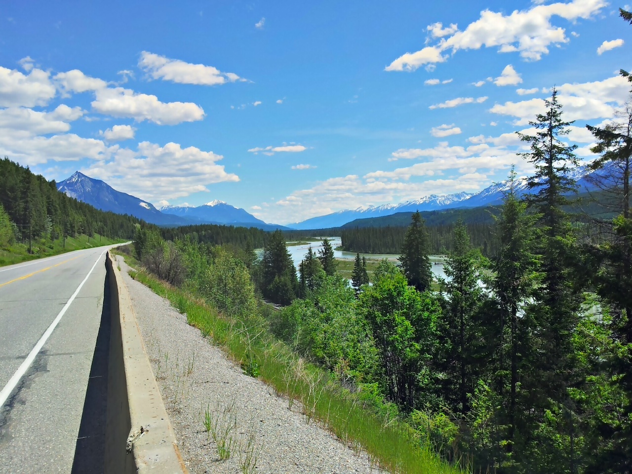 Columbia river a Transcanada highway - hned u odbočki k našim srubům