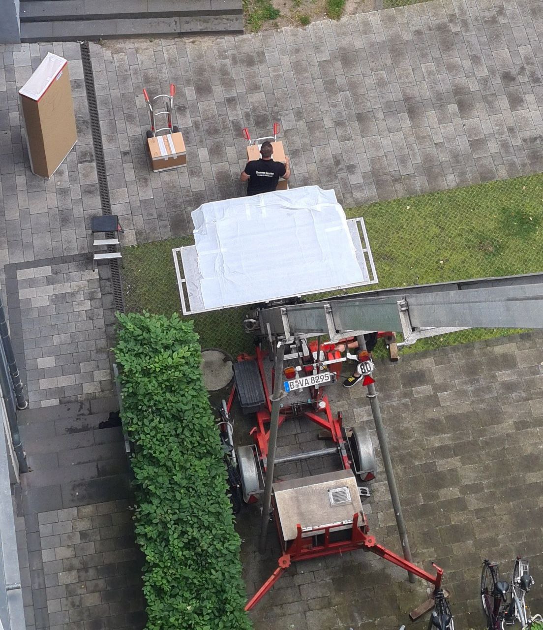 Youness Service, Freiheit in Berlin