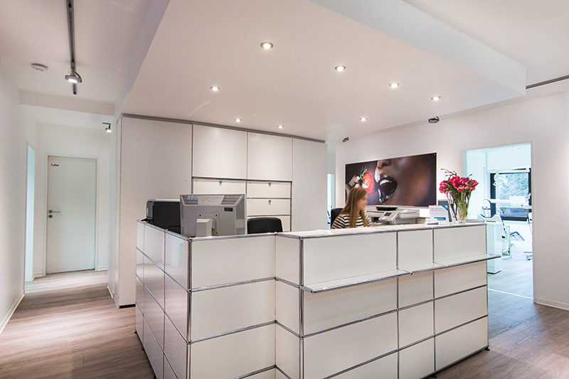 Zahnarzt Dr. Pakravan, Albertusstraße in Mönchengladbach